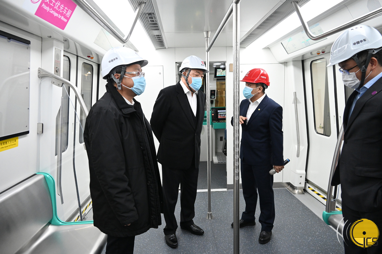 The Chief Executive, Mr Ho Iat Seng, arrives in Jiangmen city and visits a well-known manufacturer in large-scale rail transport company.