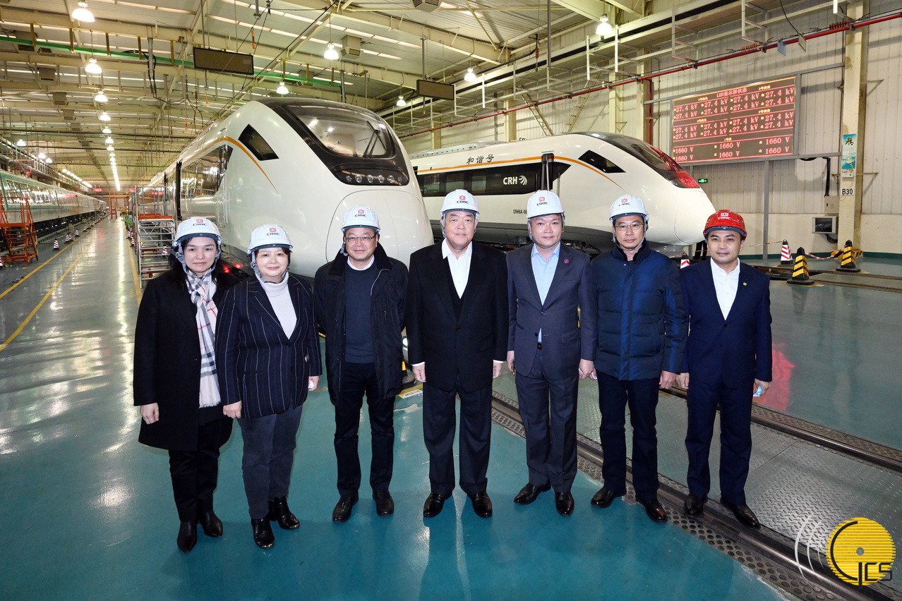 The Chief Executive, Mr Ho Iat Seng, arrives in Jiangmen city and visits a well-known manufacturer in large-scale rail transport company.