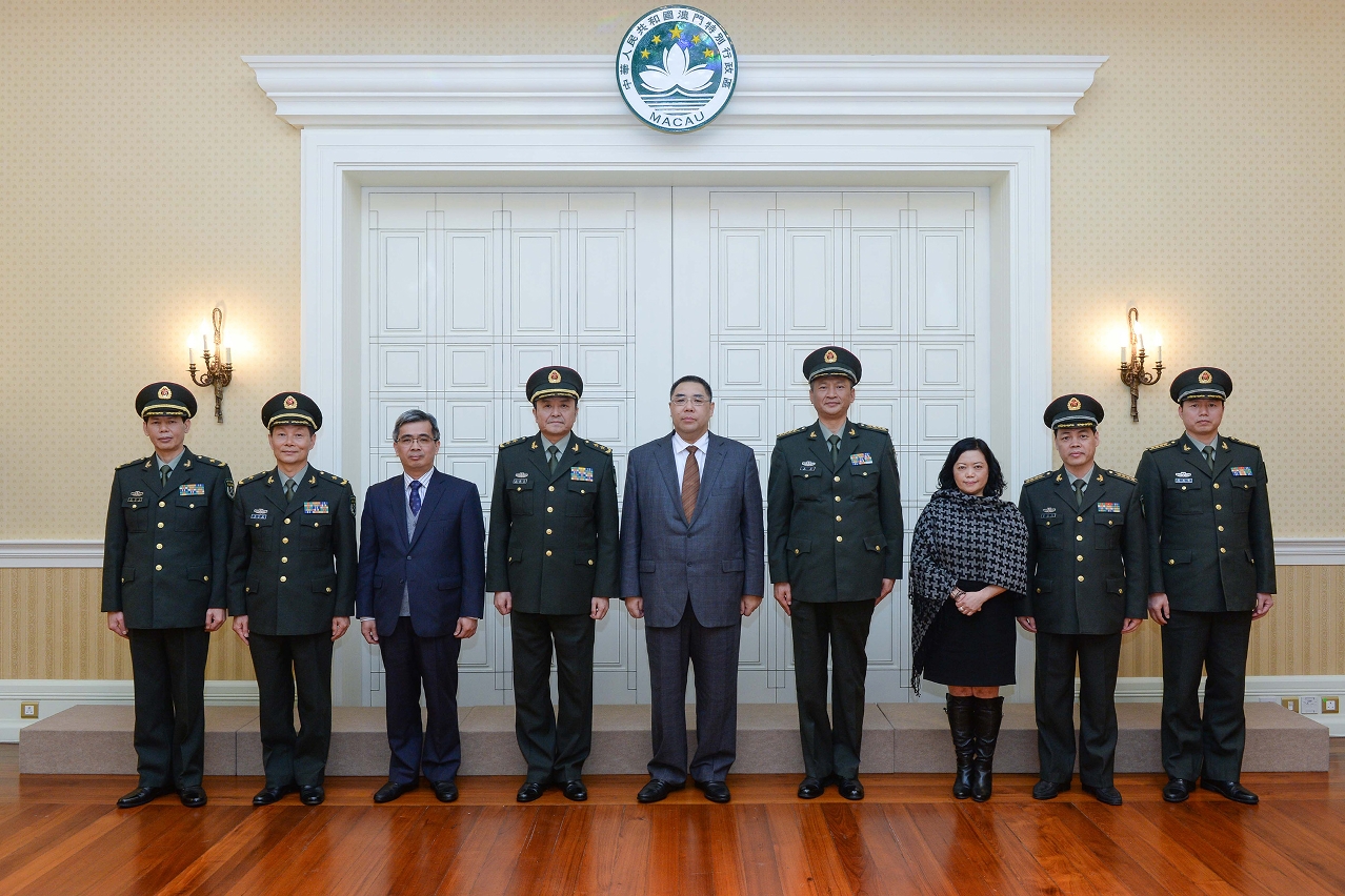 Chefe do Executivo, Chui Sai On, recebe em audiênciasubcomandante da região militar de Guangzhou, Wang Xiaojun.