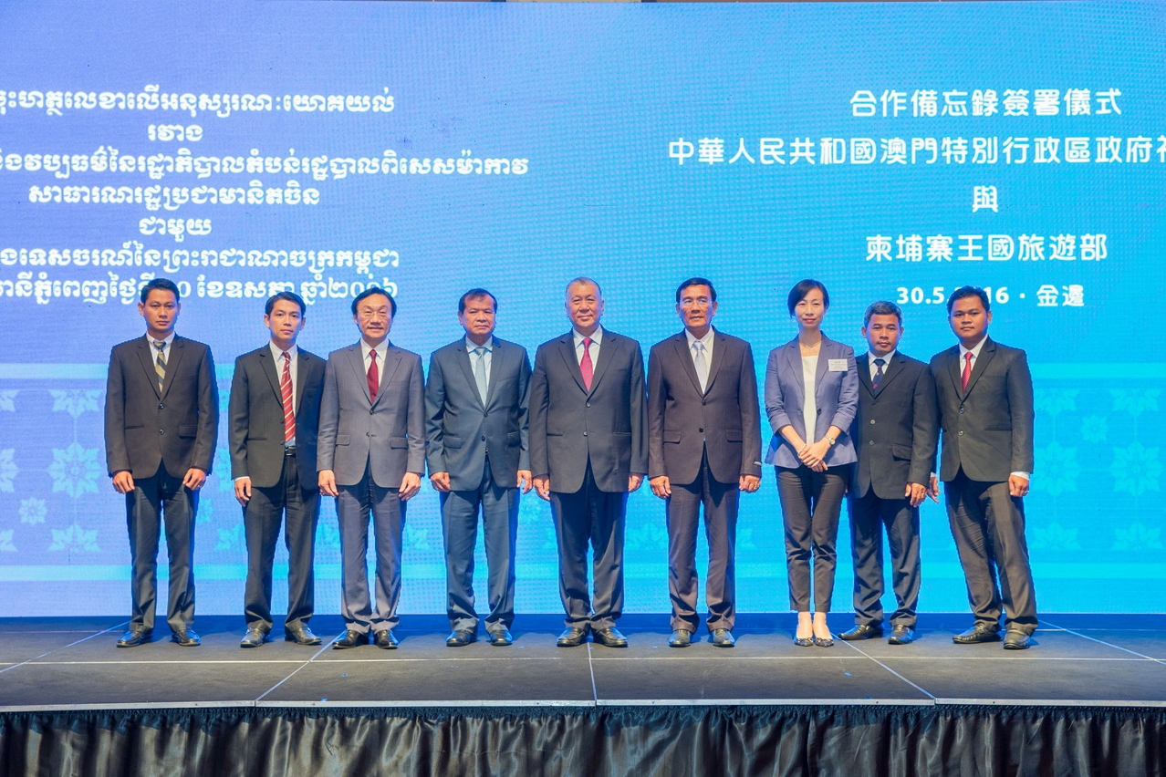 Mr. Edmund Ho, Vice-Chairman of the Chinese People's Political Consultative Conference, and Dr. Thong Khon, Minister of Tourism of the Kingdom of Cambodia witnessed the signing of the MOU and took a group photo with representatives of the signing parties.