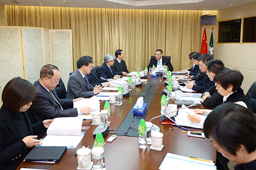 Chief Executive, Mr Chui Sai On, convenes an inter-departmental meeting for evaluation on the surveillance measures against H7N9 avian influenza virus found in neighboring regions and to examine the response plans.