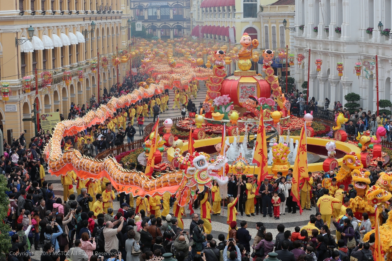“Parade of Gigantic Golden Dragon” fascinated locals and visitors alike on the first day of last Lunar New Year.