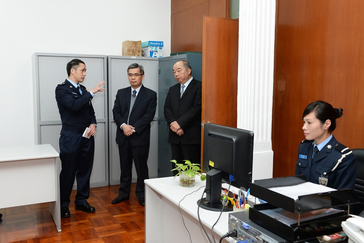 Secretary for Security, Mr Wong Sio Chak (centre), visits headquarters of the Security Forces Co-ordination Office.