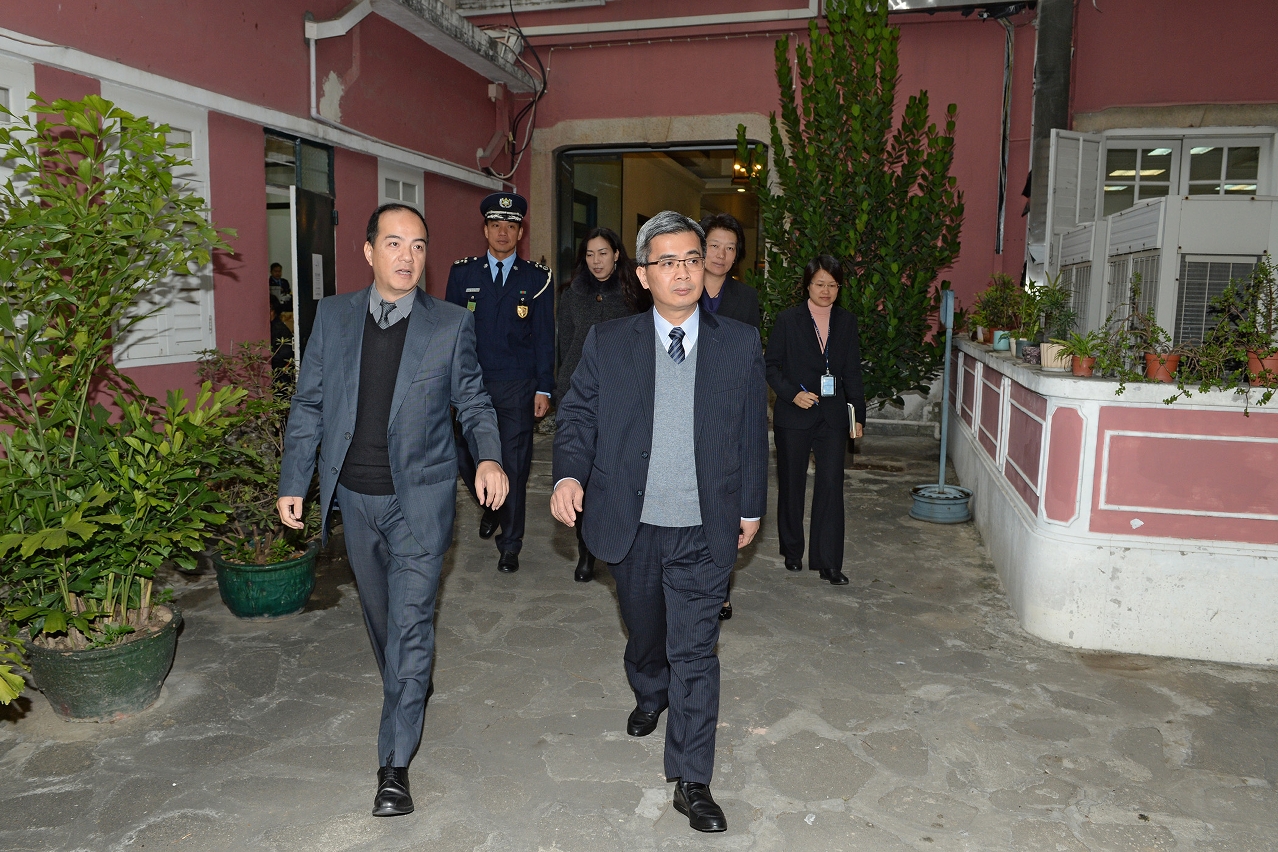 Secretary for Security, Mr Wong Sio Chak (right), visits headquarters of the Public Security Forces Affairs Bureau.