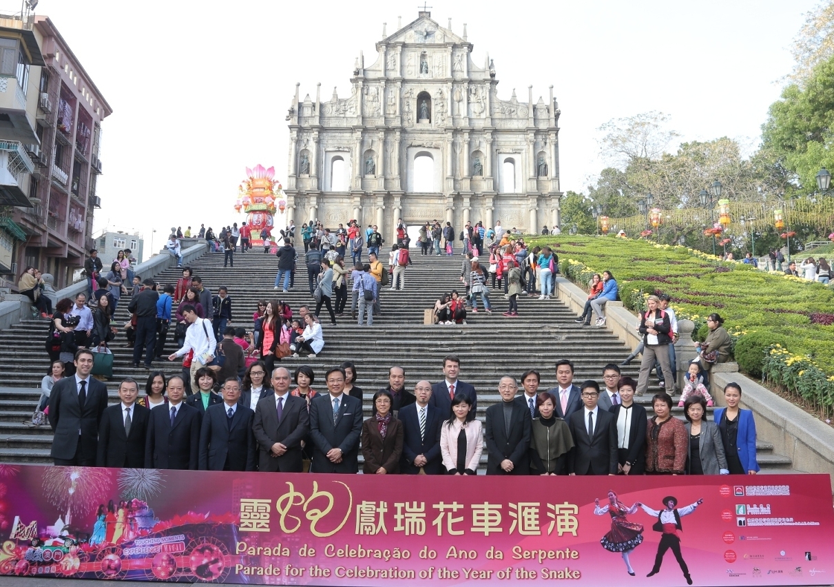 Group photo of organizers and guests