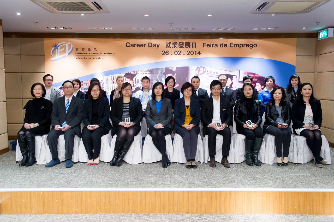 Group photo of company representatives and institute representatives