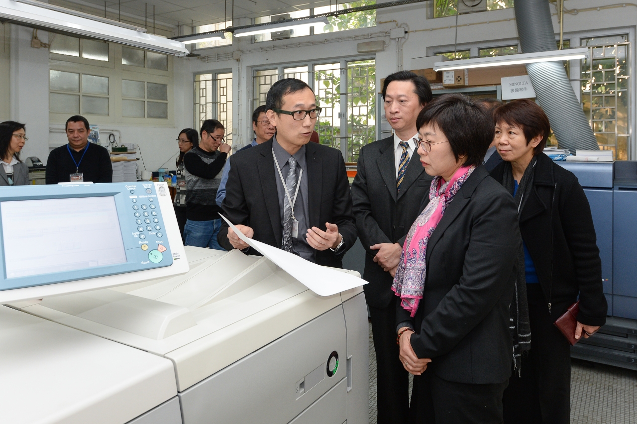 Secretary for Administration and Justice, Ms Chan Hoi Fan, visits the Printing Bureau.