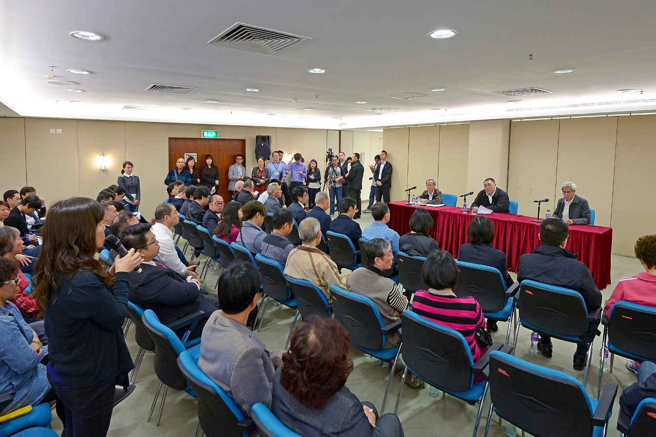 Chief Executive, Mr Chui Sai On, exchanges views with community representatives in Taipa and Coloane at a discussion.