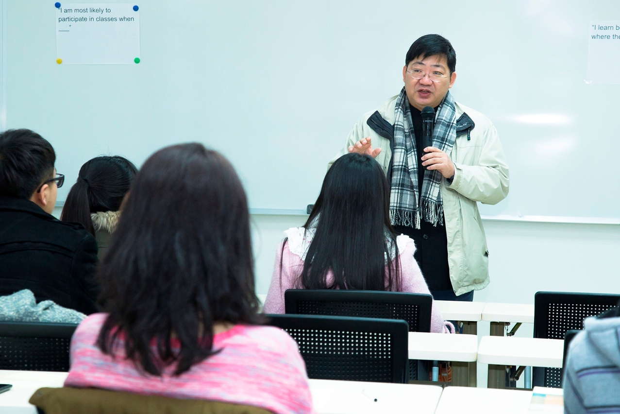Vice Rector Simon Ho speaks to the students