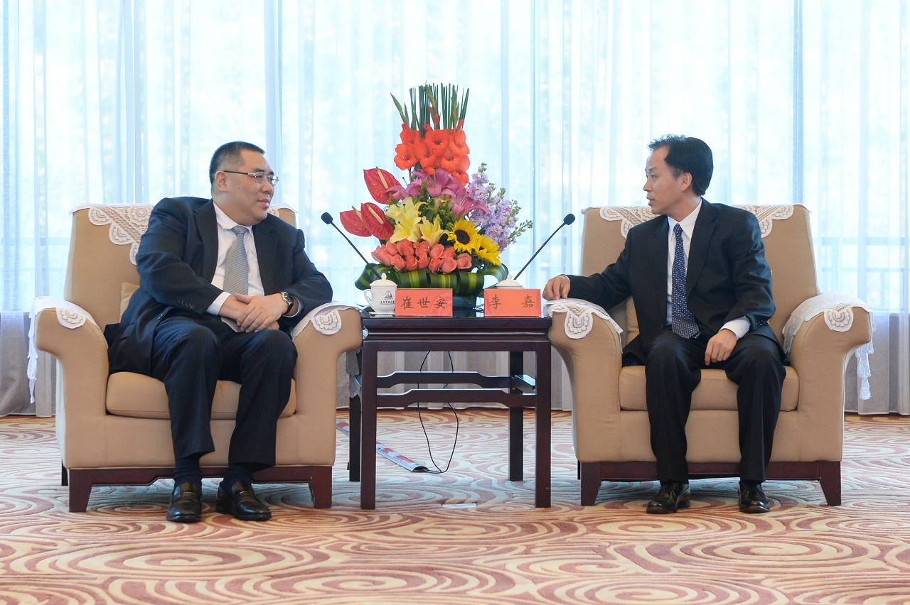 In his visit to Zhuhai, Chief Executive, Mr Chui Sai On (left),  meets with the Secretary of Zhuhai CPC Committee, Mr Li Jia and the Mayor, Mr He Ningka.