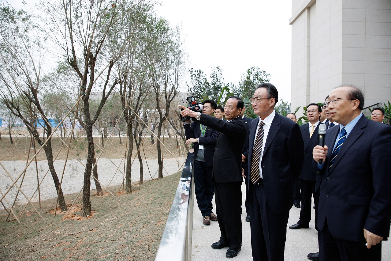 Wu Bangguo visits the new UM campus site