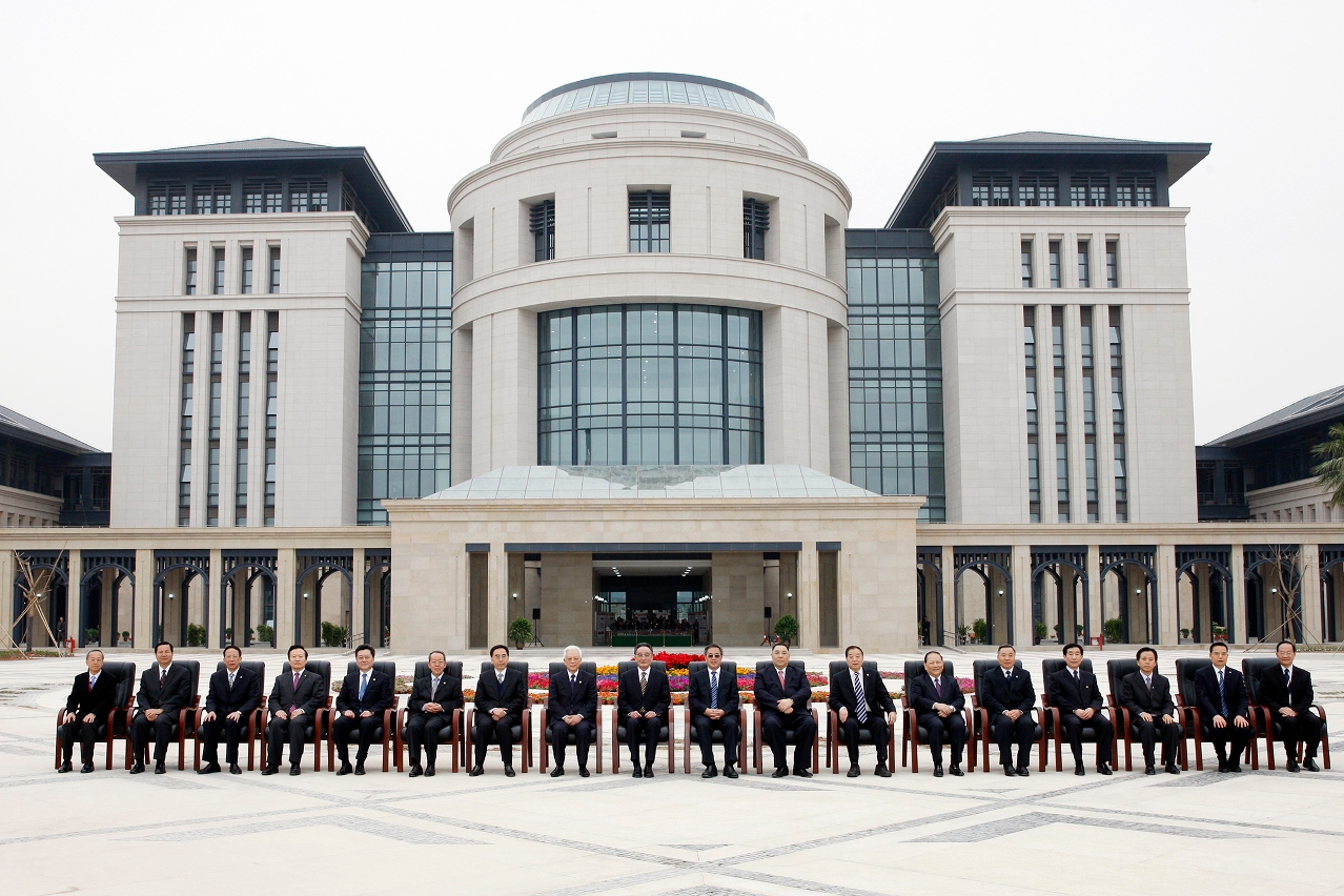 Group photo in front of the landmark building – the University Library
