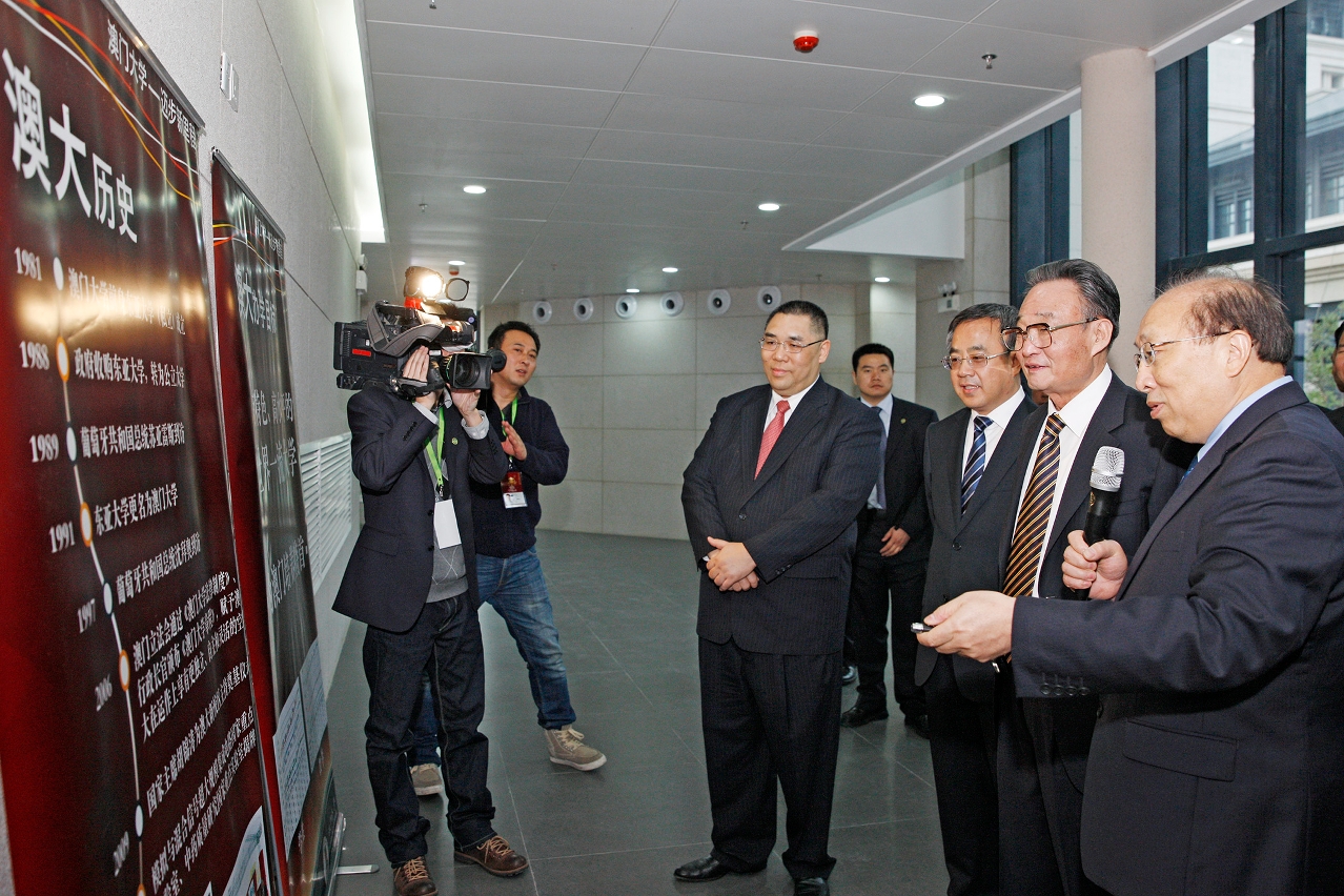 Wei Zhao presents to Wu the history of UM, its educational objectives and characteristics