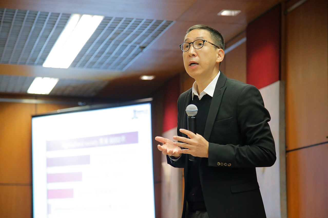 Trainer Alfred Cheung addresses the seminar