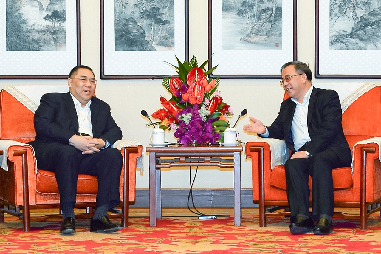 Chief Executive, Mr Chui Sai On, meets with the Secretary of the Guangdong CPC Provincial Committee, Mr Hu Chunhua, during his visit in Beijing.