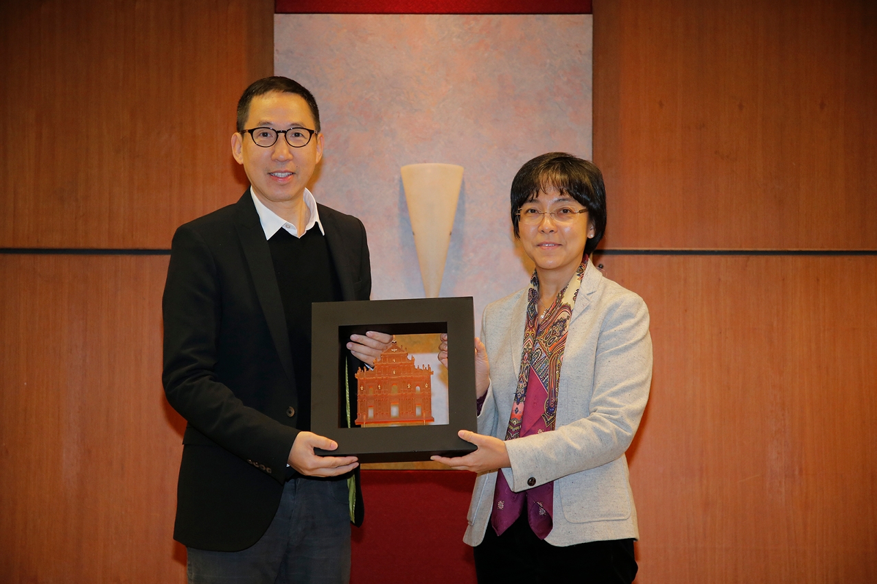 Senna Fernandes presents souvenir to Alfred Cheung