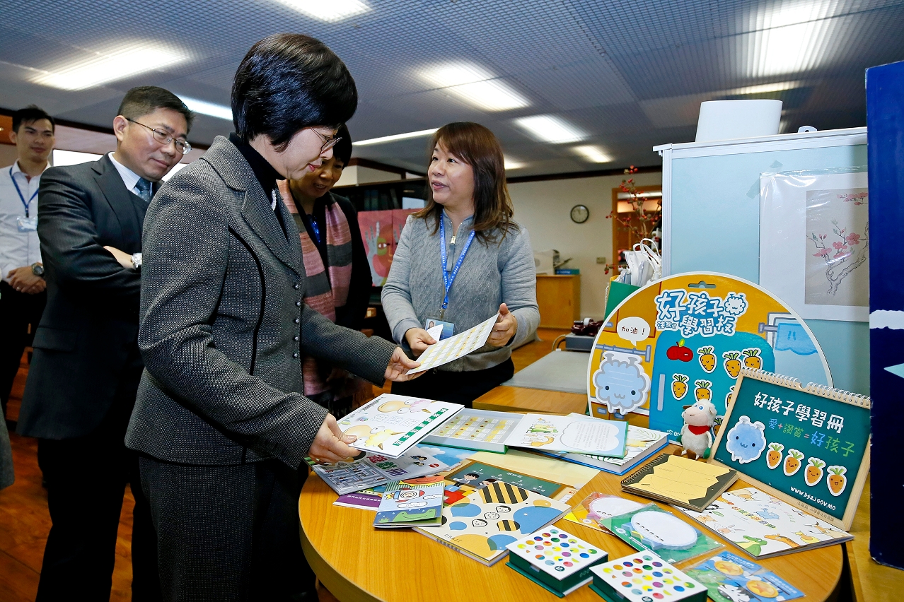 Secretary for Administration and Justice, Ms Chan Hoi Fan, reads publication of promoting legal knowledge.