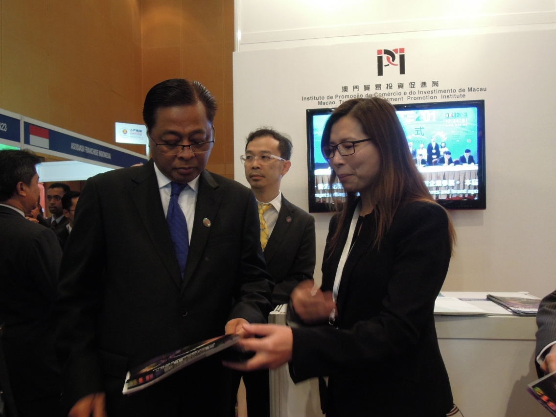 Ms. Echo Chan, Executive Director of IPIM, introducing trade fairs and exhibitions of Macao to Dato’ Sri Ismail Sabri Bin Yaakob, Minister of domestic Trade, Co-operatives and Consumerism of Malaysia