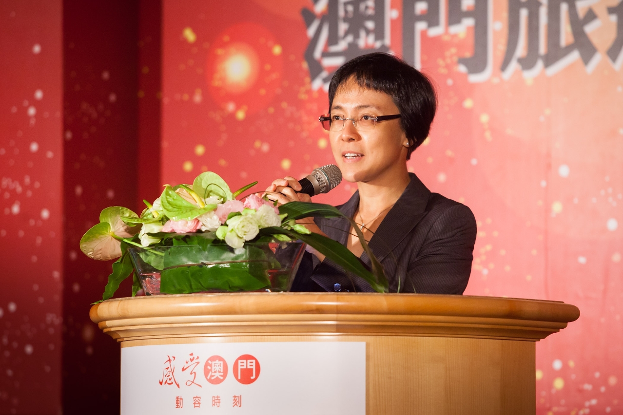 Helena Fernandes delivers a speech at the Luncheon