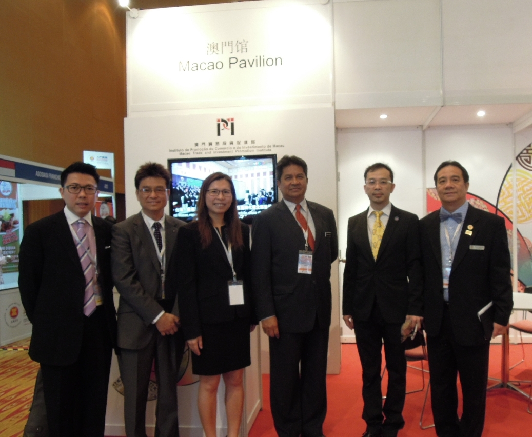 The Macao business delegation, with Dato’Saripuddin Kasim, Secretary General of Domestic Trade, Co-operatives and Consumerism of Malaysia (third from right) at the Macao Pavilion at AFES2013