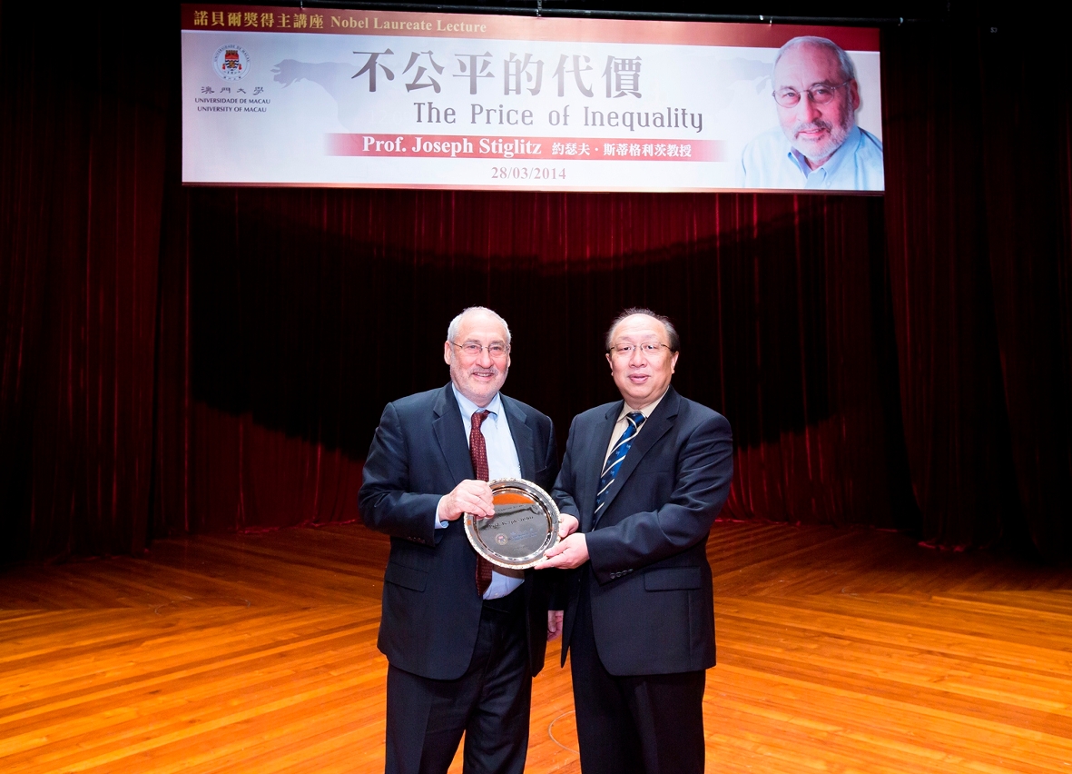 UM Rector Wei Zhao (right) presents a souvenir to Prof. Stiglitz