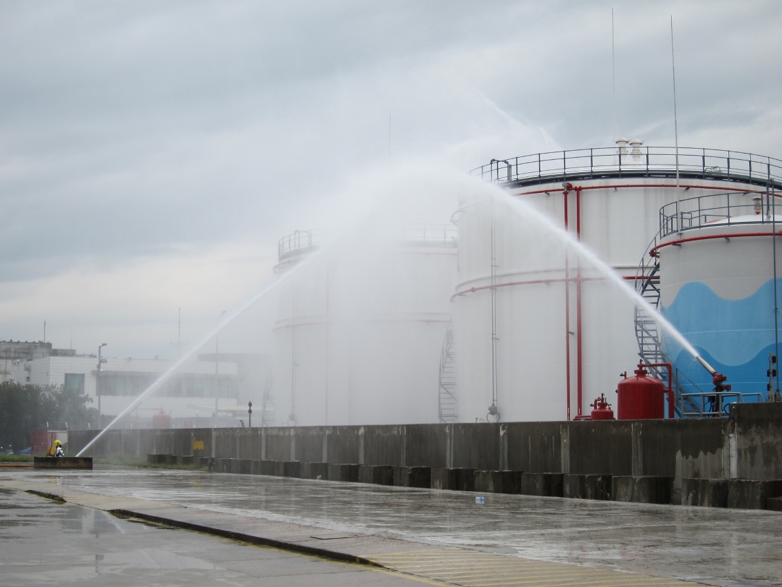 The “Fuel Farm Fire Exercise 2013” was carried out in Macau International Airport on 28 March 2013 simulating a fire incident taking place at the airport fuel farm. The whole process was deemed smooth.