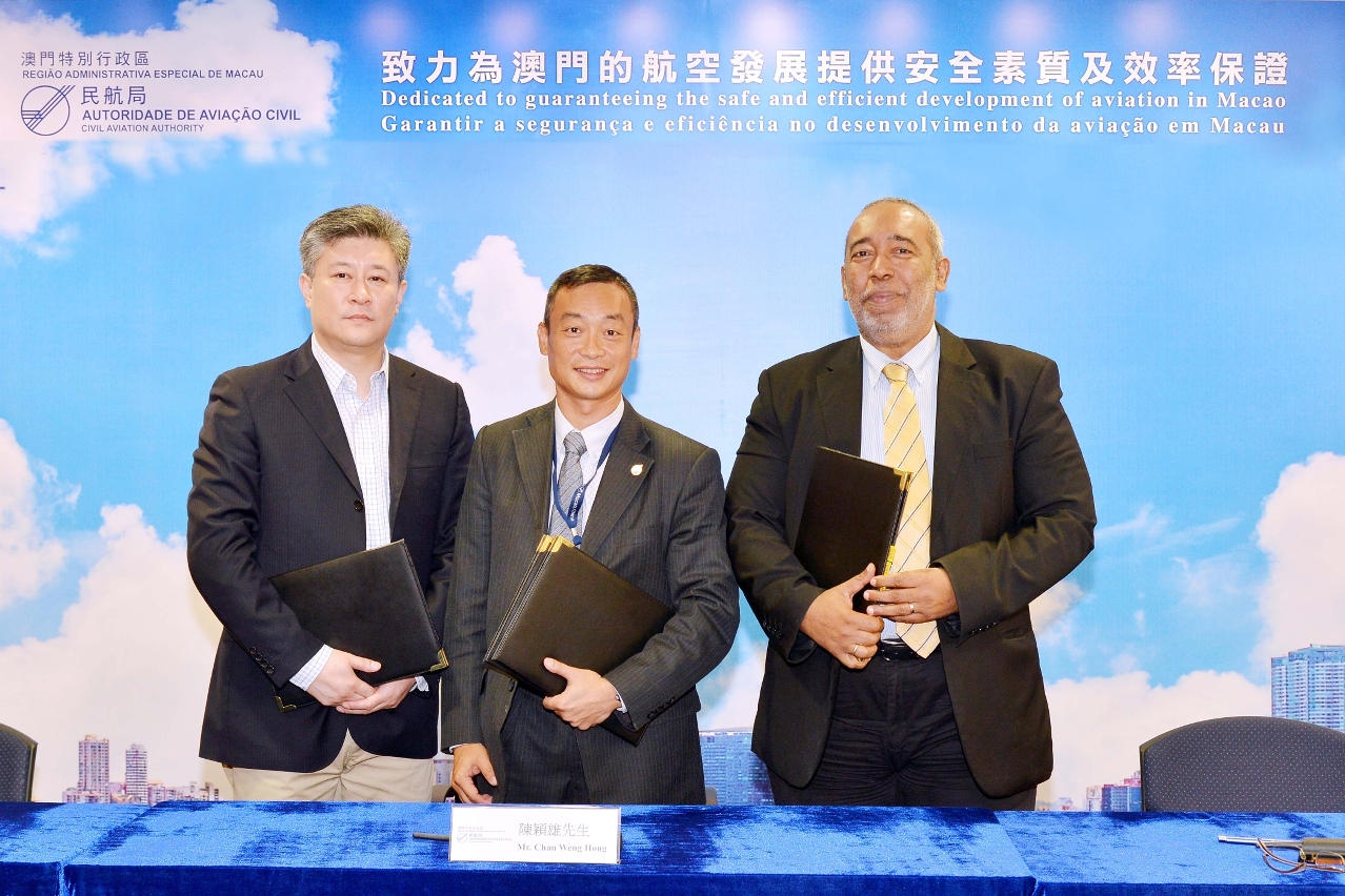 The Civil Aviation Authority of Macao SAR signs Memoranda of Understanding respectively with Air Macau and the Administration of Airports Ltd. on the exchange of safety information the scope of safety data collection by the SAR government.
