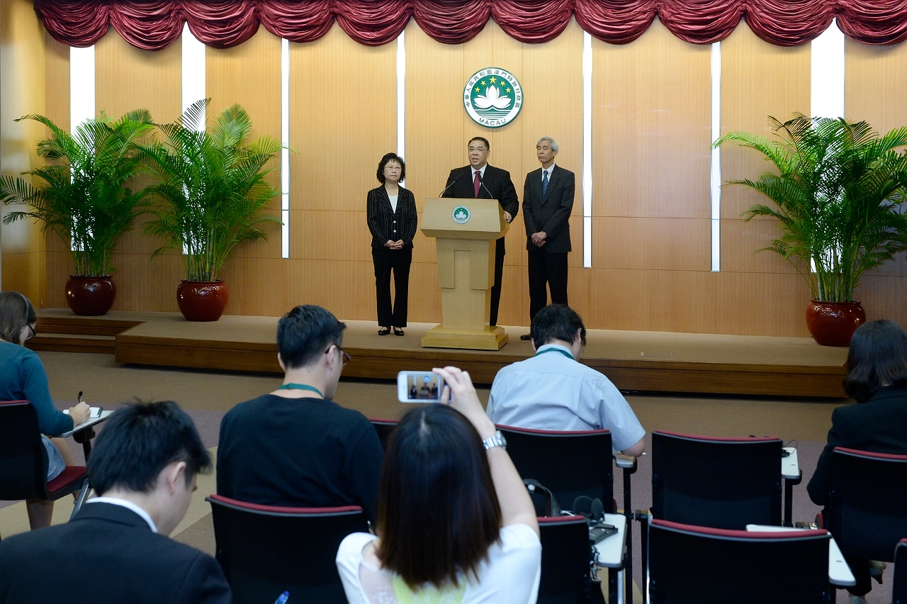 Chief Executive, Mr Chui Sai On, announces the decision of the Government to withdraw the “Welfare Package for Designated, Incumbent and Former Chief Executives and Principal Officials” bill.