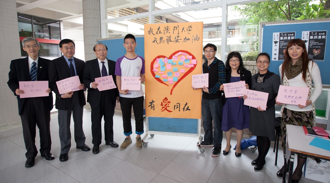 UM’s top management and students write good wishes for earthquake victims in Ya’an