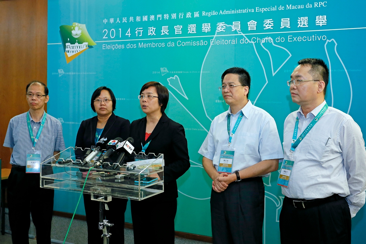 The President of the Electoral Affairs Commission for the Chief Executive Election, Ms Song Man Lei, summarizes the general situation of the voting of Chief Executive Election Committee.