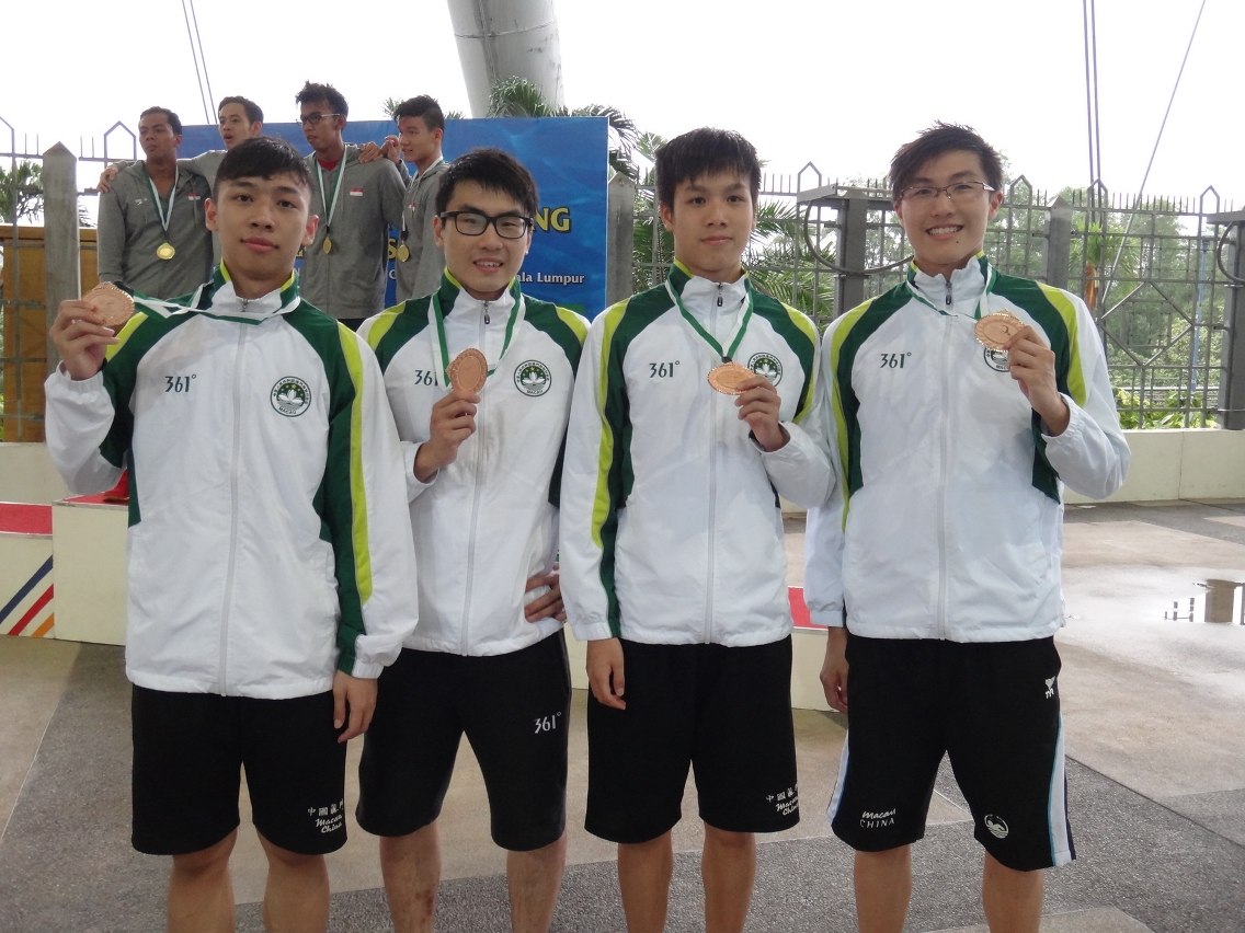 IFT student Chou Kit (2nd from the left) was awarded bronze medals for Men’s 100m Breaststroke and Men's 4×100m Medley Relay at the Malaysia Open 2014 Swimming Championship.