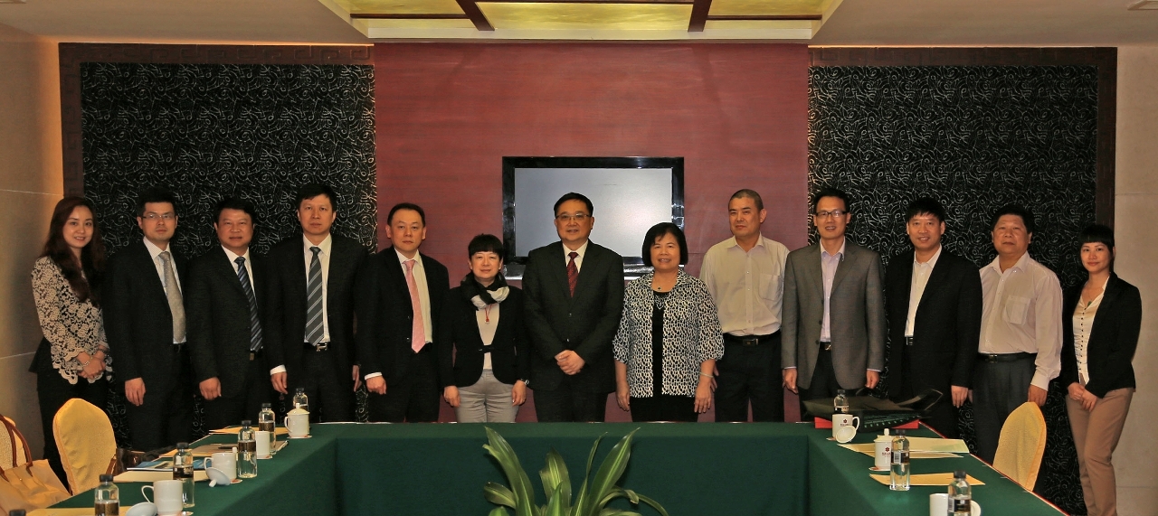 Group photo of members of External Cooperation Group of the Macao Committee for the Development of Conventions and Exhibitions with the Vice Chairman of the Zhuhai Municipal People´s Political Consultative Conference, Ms. Luo Bijian and representatives of the Zhuhai Foreign Trade and Economic Cooperation Bureau and the Zhuhai Airshow Co., Ltd.