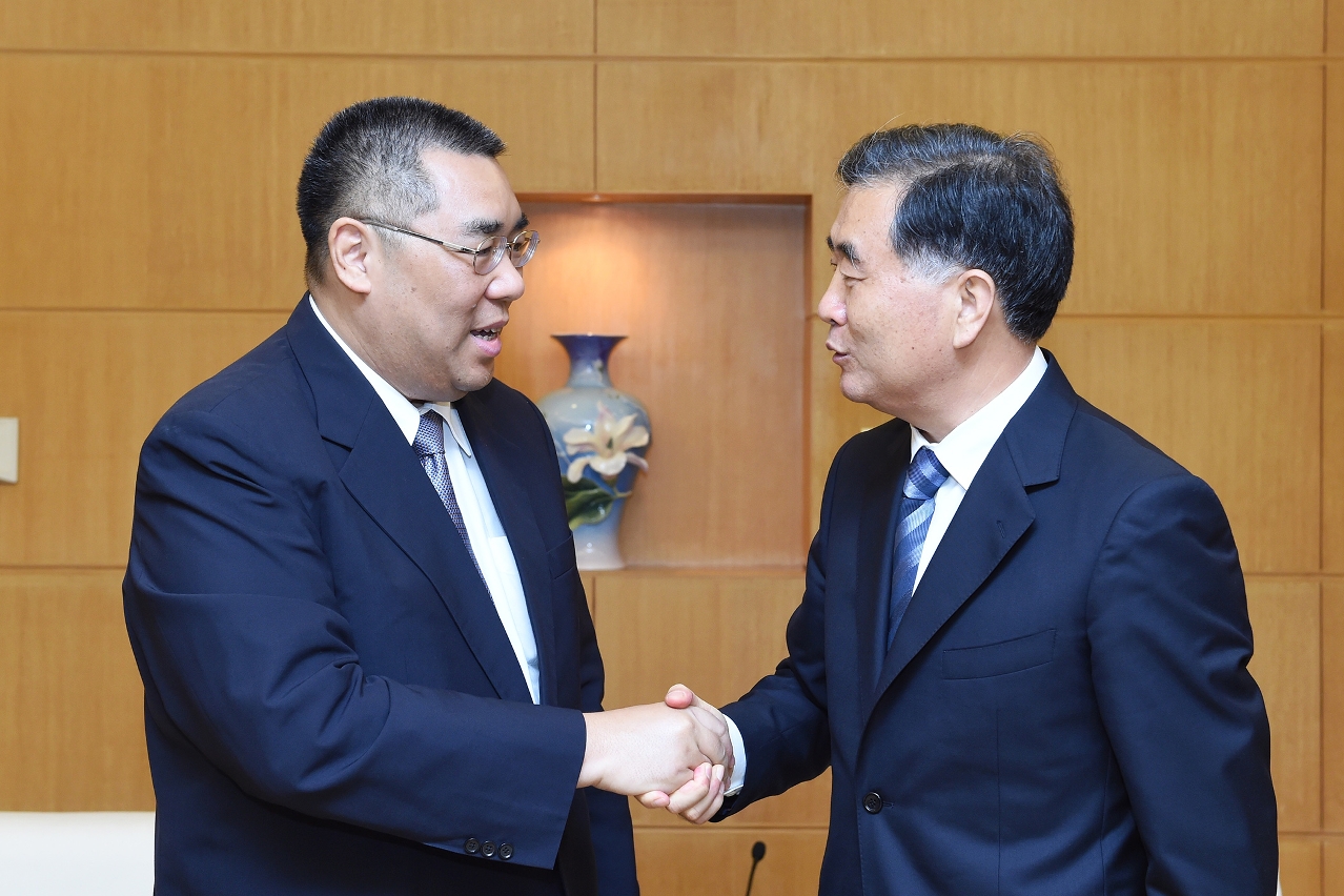 Vice Premier Mr Wang Yang  meets with the Chief Executive, Mr Chui Sai On, in Xiamen.