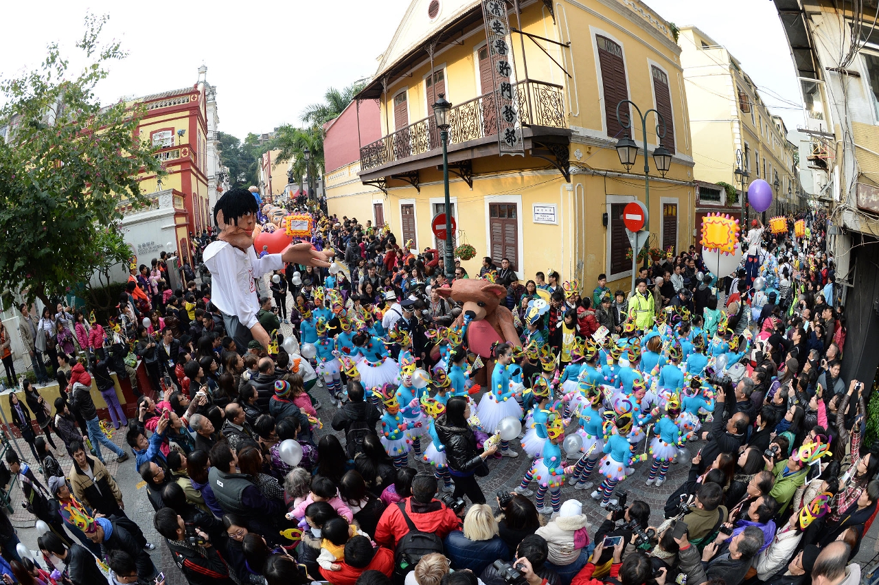 Every year, organised by the Cultural Affairs Bureau, the “Parade through Macao, Latin City” provides local associations with a performance platform