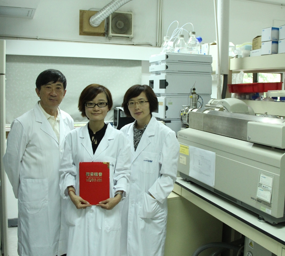 UM PhD student Jing Wanghui(middle) with her supervisors Prof. Wang Yitao (left) and Dr. Yan Ru