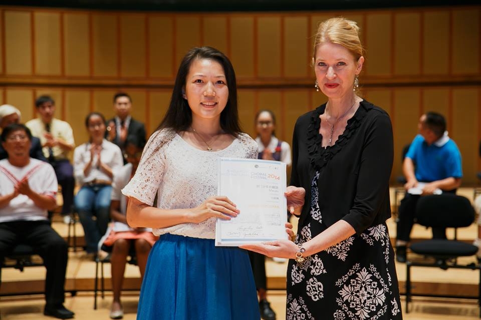 Liu Mingyan, choir representative, takes to the stage at the awards ceremony