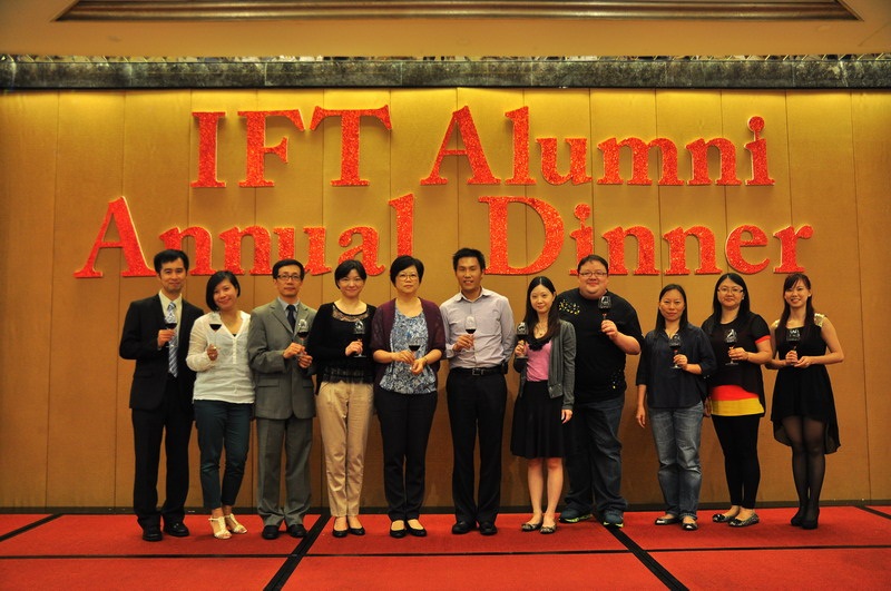 Ms. Florence Ian, Acting president of IFT, Mr. Antonio Chu, Head of Technical and Academic Support Division of IFT, President of Board of Directors of IFT Alumni Association Mr. William Wong, teaching staff representatives, members of IFT Alumni Association and Student Union toasted in the event.