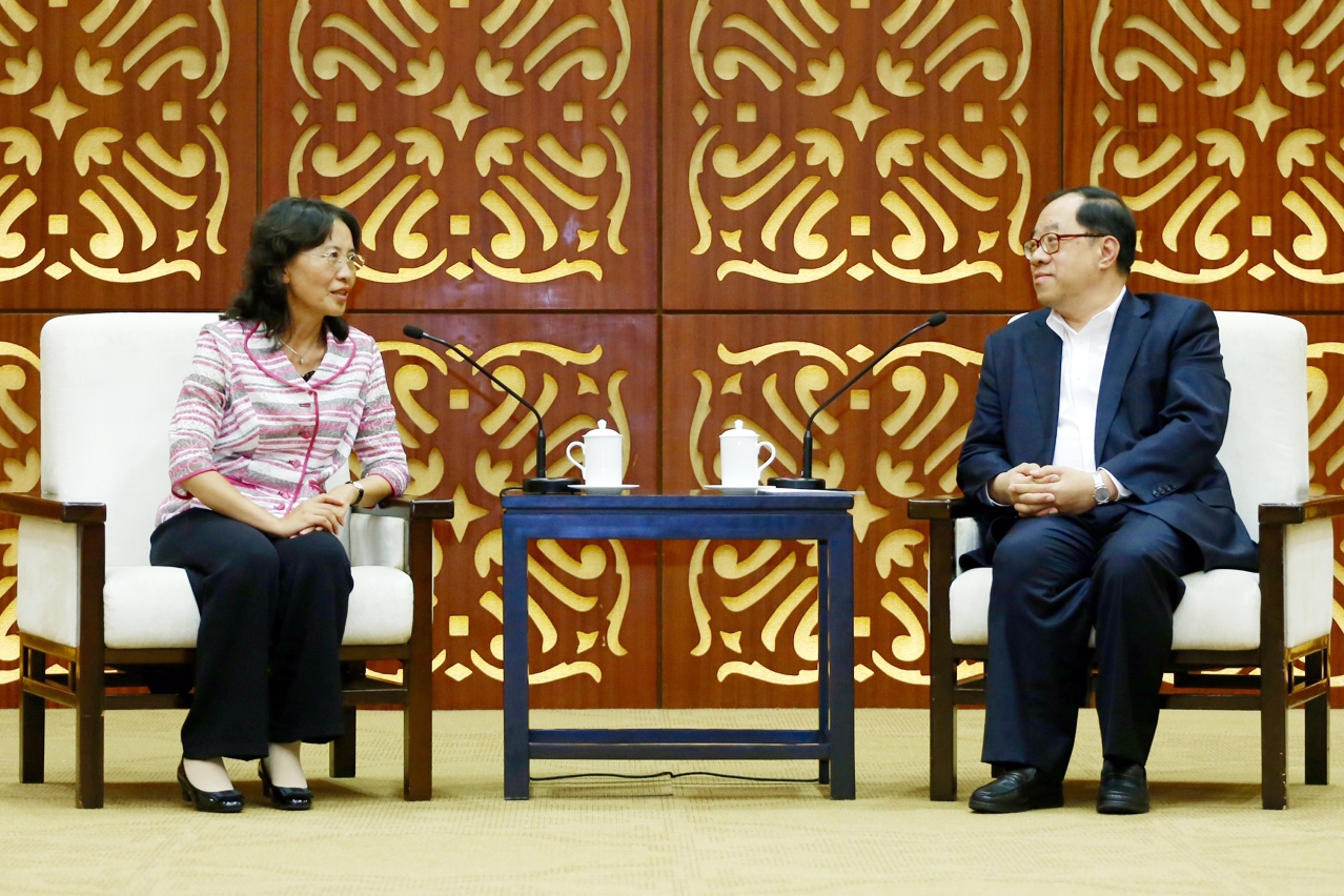 Secretary for Economy and Finance, Mr Tam Pak Yuen, met with the Executive Vice Governor of Yunan Province, Ms Li Jiang in Guangzhou.