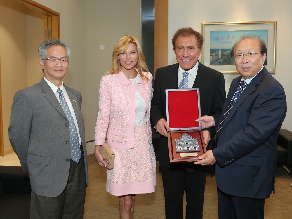 Rector Wei Zhao (1st from right) presents a souvenir to Mr Stephen A Wynn (2nd from right)