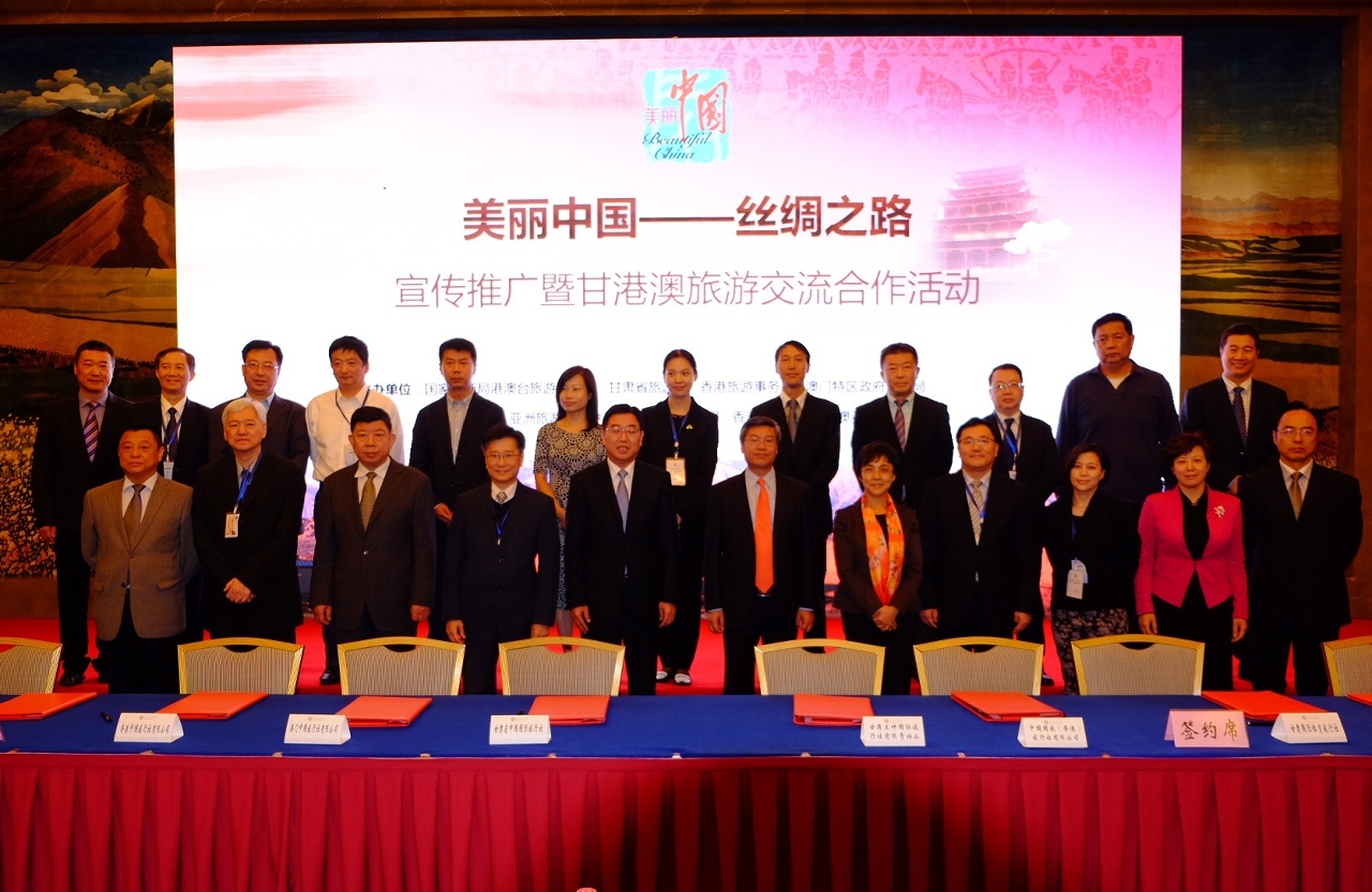 Du Jiang and guests who signed the Memorandum