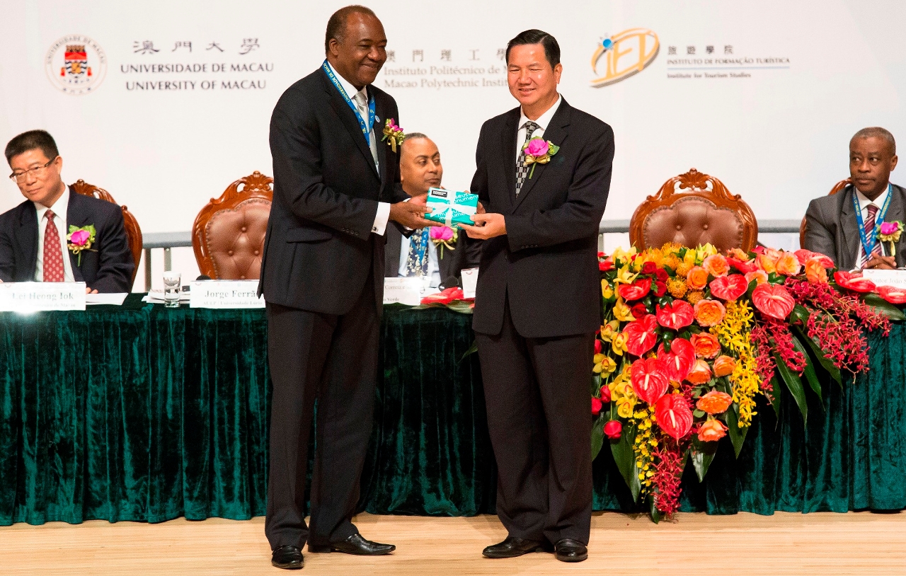 AULP Chairman Prof Jorge Ferrão presents souvenirs to guests