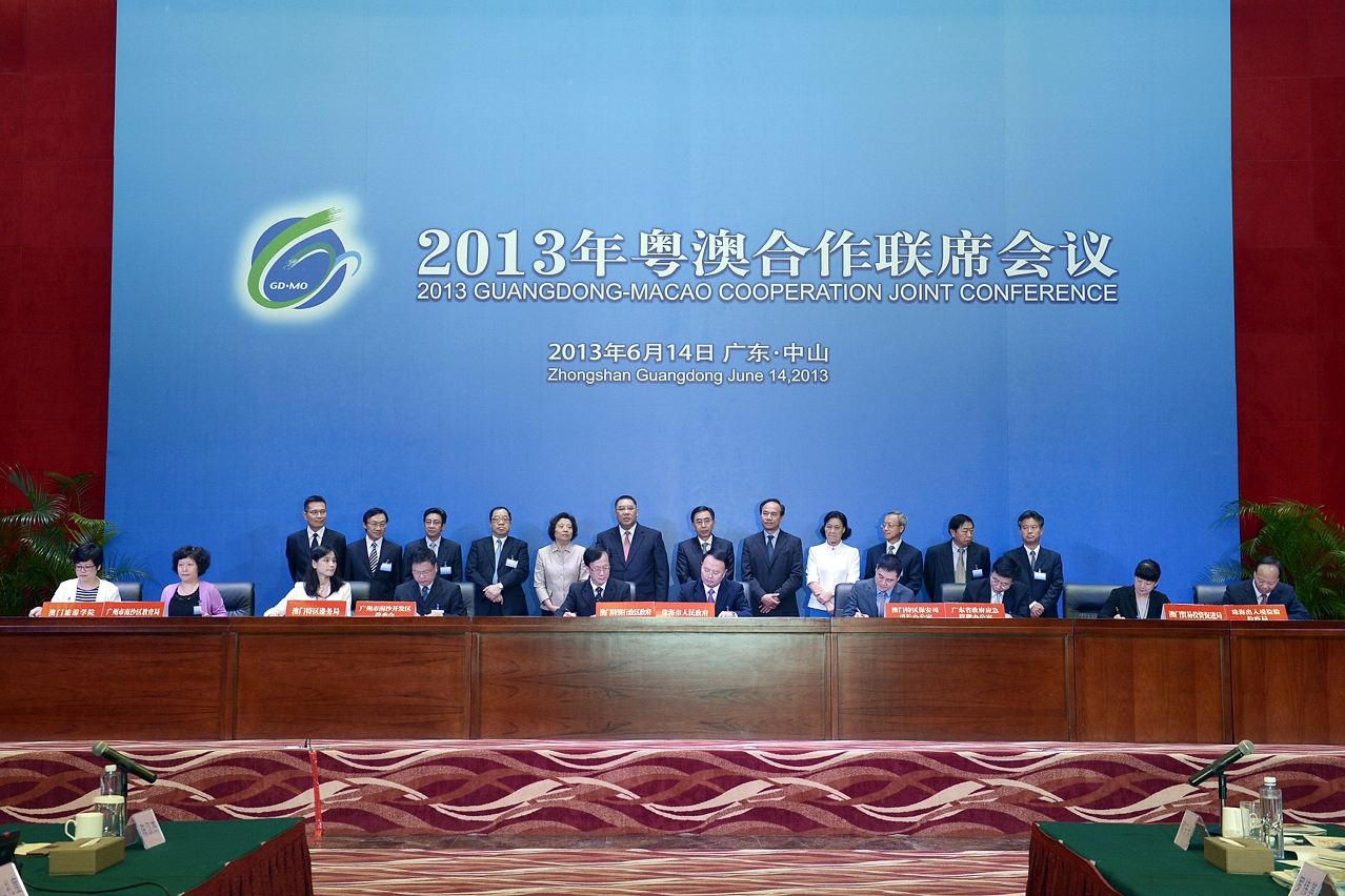 Acting President of IFT, Ms. Florence Ian (first left) and the Head of the Education Bureau of Nansha, Guangzhou, Ms. Li Ai Hua (second left) presided over the ceremony