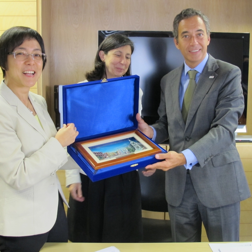Senna Fernandes presents souvenir to President (right) and Vice President (middle) of Tourism of Portugal