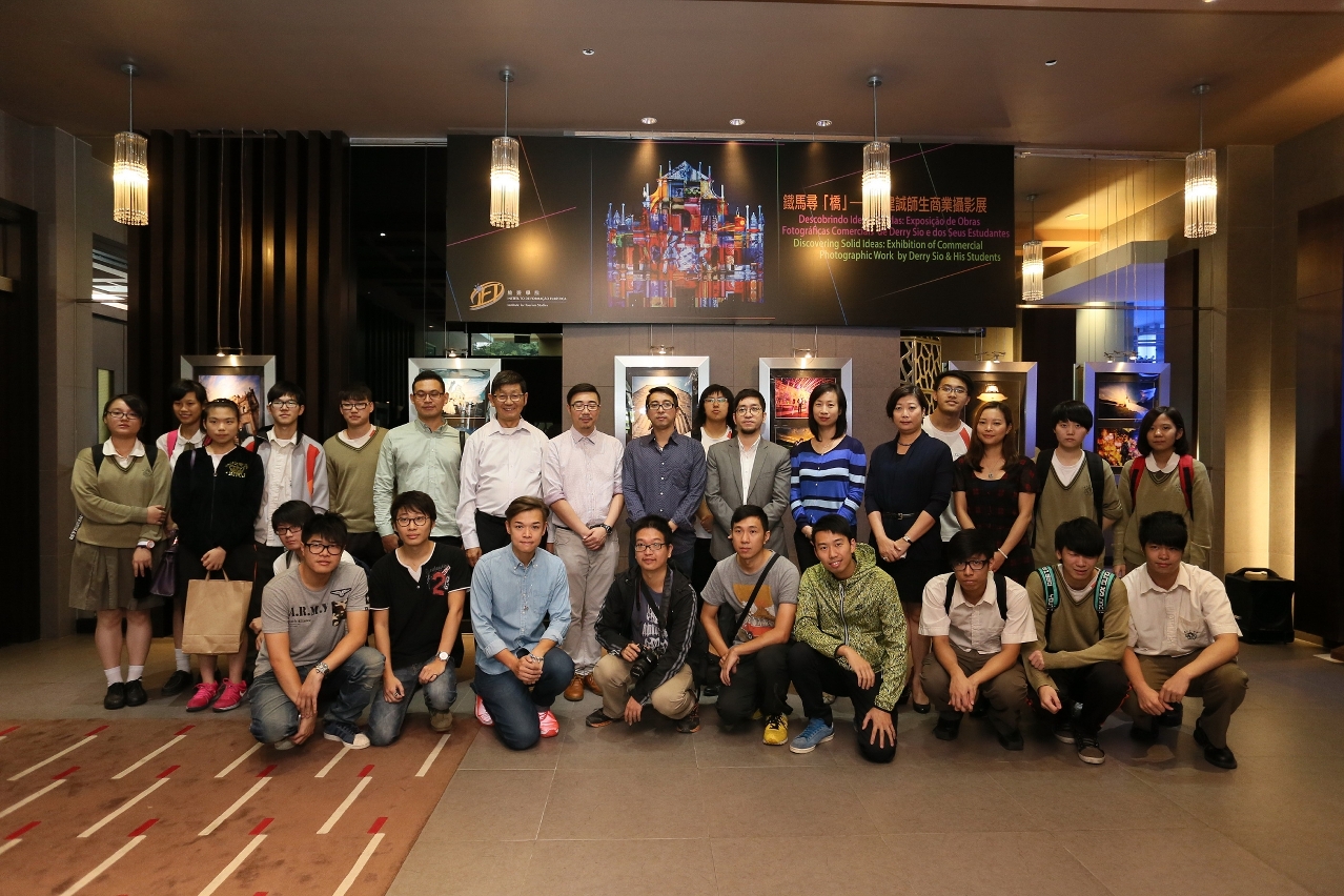 A group photo of guests, teacher and students