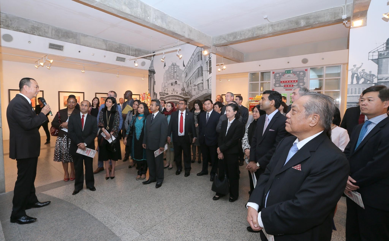 The delegates were impressed by Macao’s pailou culture, and experienced its unique cultural practice.