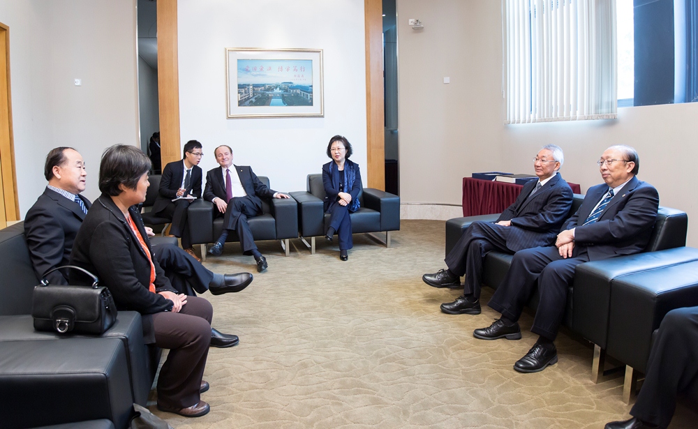 Acting Chief Executive of the Macao SAR Florinda Chan meets with Nobel laureates Prof Robert Merton and Prof Mo Yan
