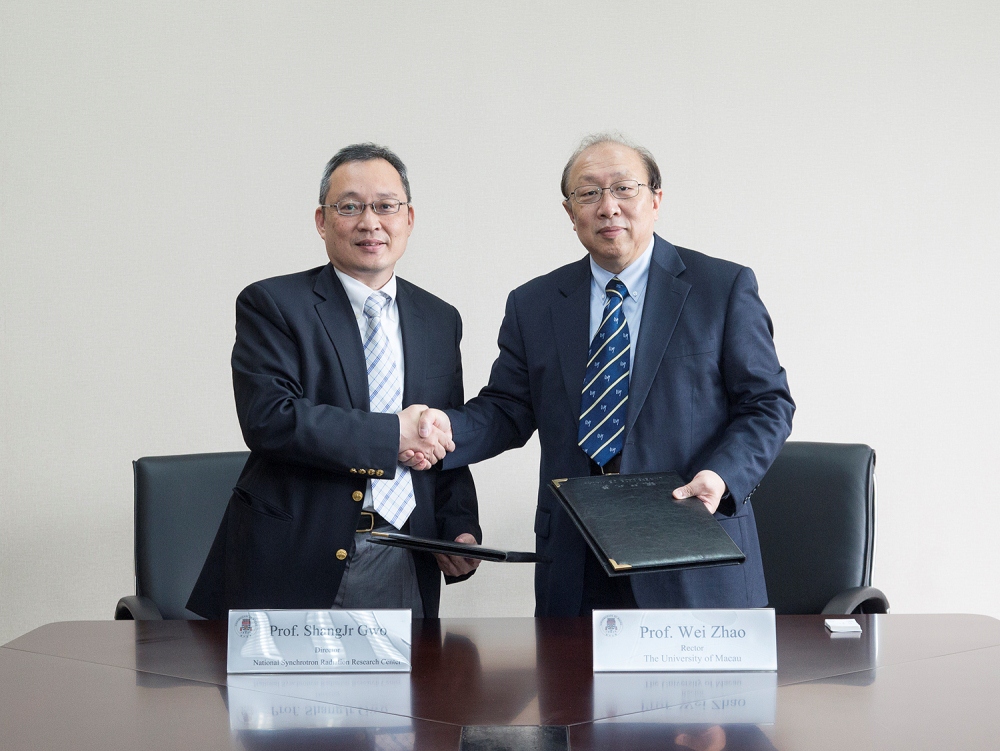 (From left) Dr Felix Gwo and UM Rector Wei Zhao sign a MOU