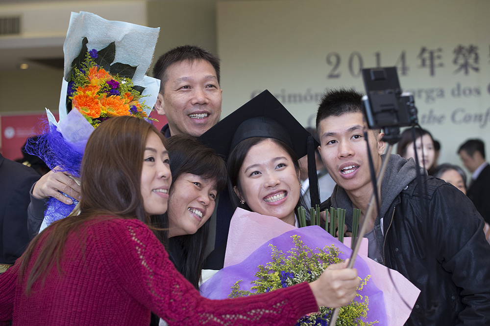 Graduates of PhD programmes, master’s degree programmes, and postgraduate certificate/diploma programmes receive their certificates