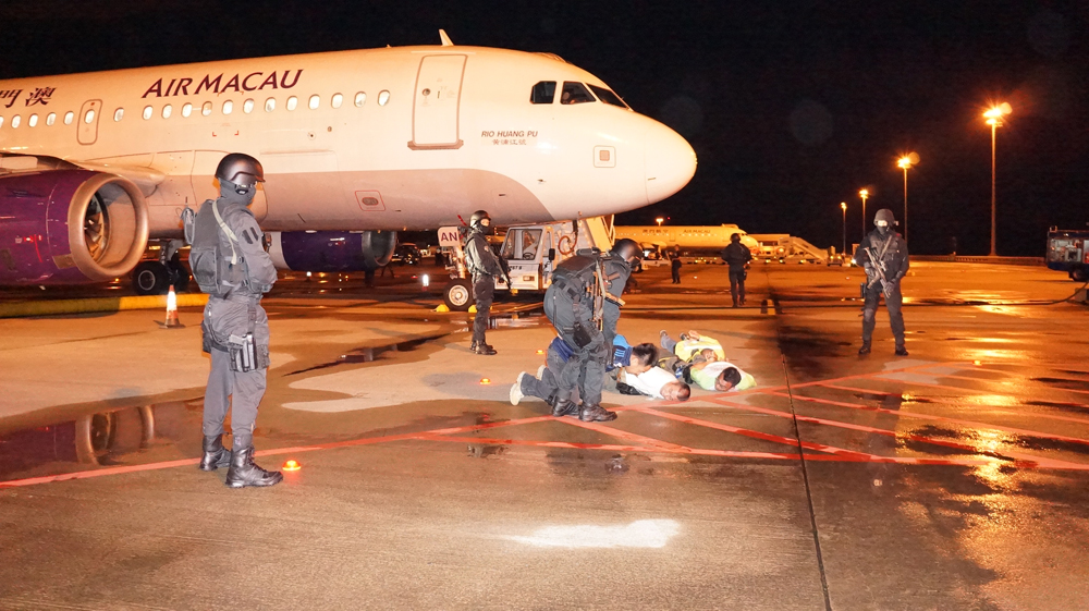 The annual security exercise with “unlawful seizure of aircraft” for this year’s theme was conducted in Macau International Airport in today’s early morning (24 July 2013). The airport immediately activated the emergency plan to handle the incident.