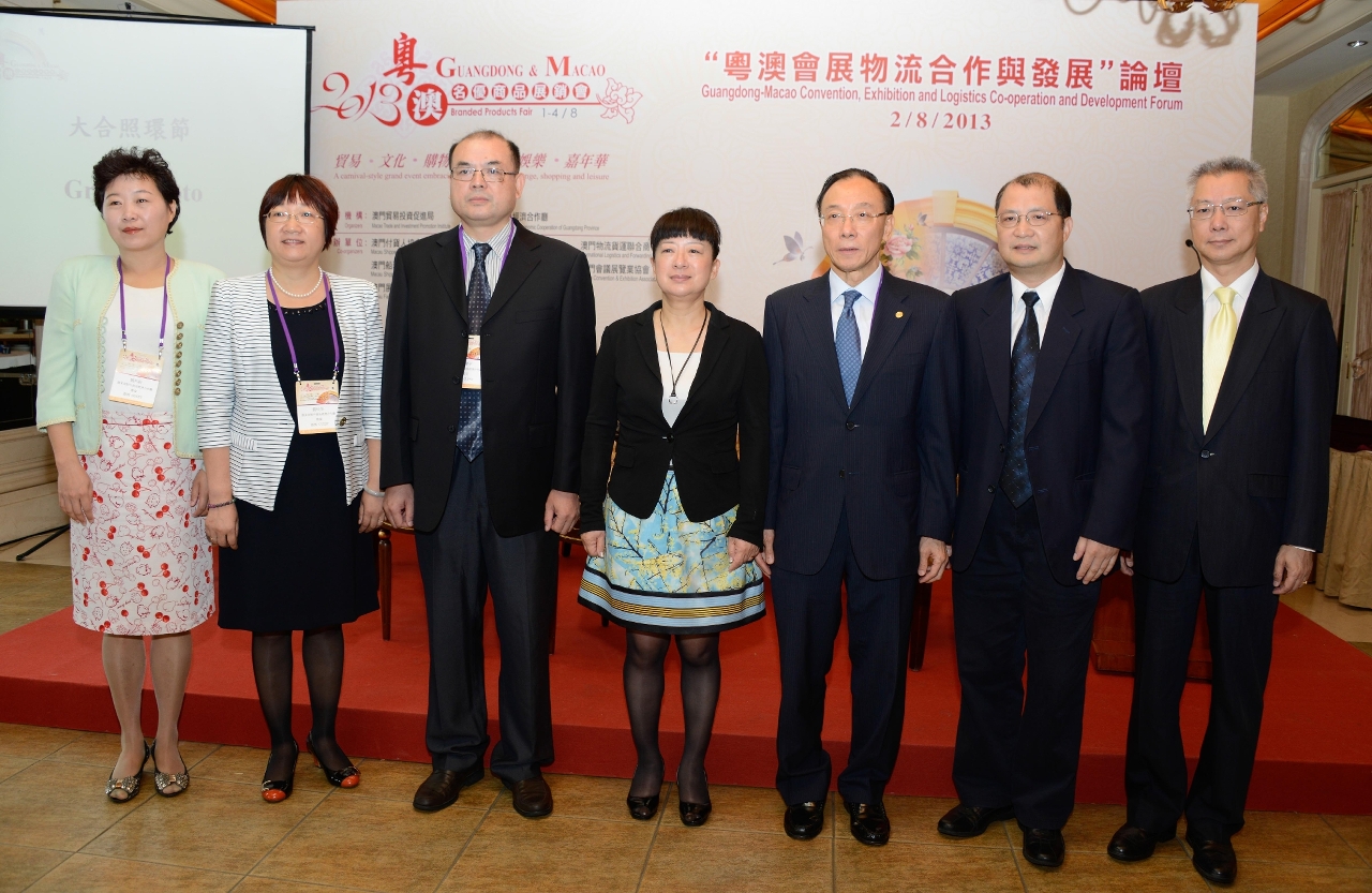 Guests taking photos at the “Forum on Guangdong and Macao Exhibition Logistics Cooperation and Development”